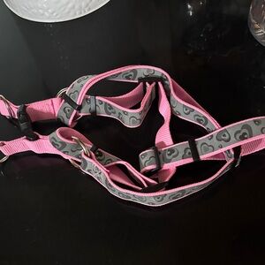 Pink and Gray Heart Pattern dog Harness, new without tags. For 30 to 45 lbs